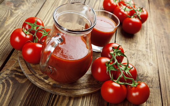 Консервированный и натуральный томатный сок: польза и вред