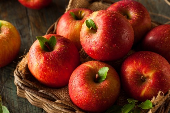 красные яблоки: польза и вред