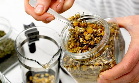 Как приготовить чай из аптечной ромашки?