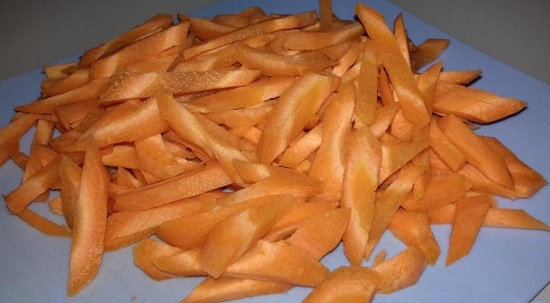 Очищаем корнеплоды моркови, хорошенечко их промываем и нарезаем