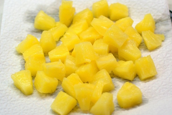 просушиваем кусочки ананасовой мякоти