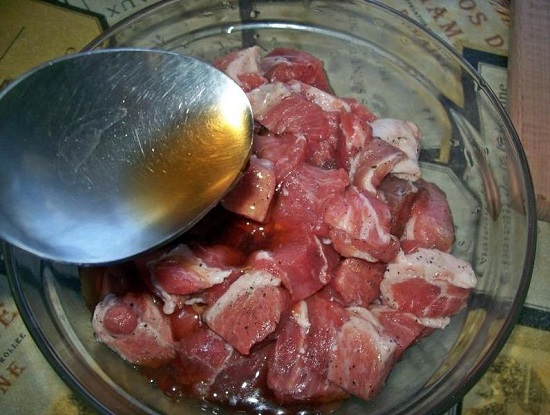 Перекладываем мясо в миску, приправляем солью