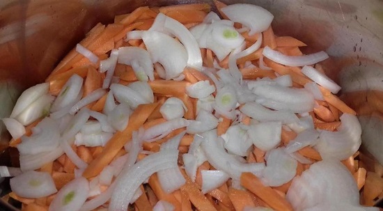 Перекладываем овощи в толстостенную посуду и пассеруем
