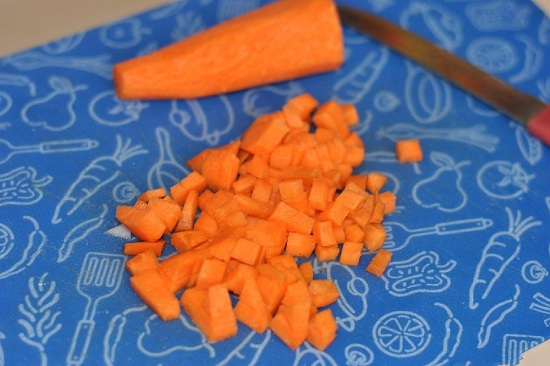 Очищаем морковный корнеплод