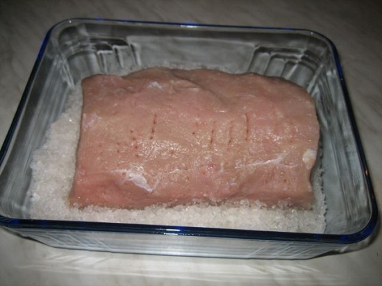 Выкладываем свинину на солевую подушку