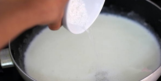 на поверхности молока появятся пузырьки
