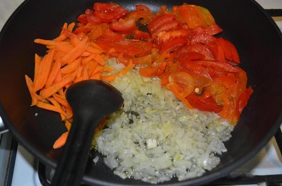 Добавляем эти овощи к луково-морковной смеси