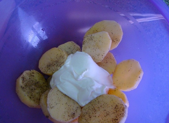 нашинкованный картофель в миску