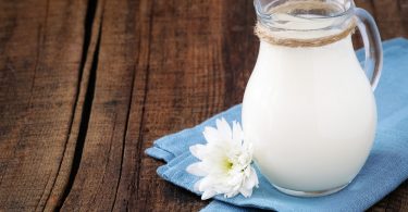 Козье молоко: польза и вред для организма человека